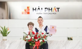 Tập đoàn Hải Phát bàn giao sổ đỏ căn hộ đầu tiên cho cư dân Roman Plaza