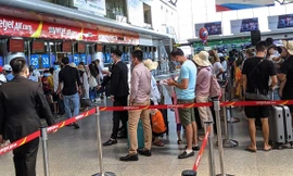 Hành khách làm thủ tục rời Đà Nẵng bằng đường hàng không trong ngày 27/7 (ảnh: T.L)