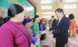 Tổng Giám đốc NHCSXH Dương Quyết Thắng tặng quà cho bà con nhân dân xã Hoàng Việt, huyện Văn Lãng (Lạng Sơn)
