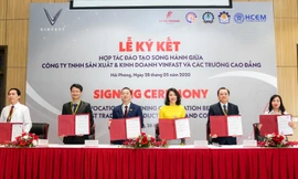 Bà Nguyễn Thị Vân Anh – Phó Tổng giám đốc thường trực VinFast ký kết biên bản ghi nhớ hợp tác đào tạo song hành với 5 trường Cao đẳng trên cả nước cho hai chuyên ngành Cơ điện tử và Kỹ thuật ô tô