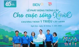 BIDV thực hiện chương trình “Trao máy tính, gửi tương lai” và trồng cây xanh tại Thanh Hóa