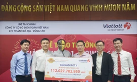 Ông Hoàng Văn Nghĩa (Từ trái qua) – GĐ Ngân hàng Liên Việt CN Vũng Tàu và ông Dương Văn Tiến (Thứ 3 từ phải qua) – GĐ Vietlott Chi nhánh BR-VT trao thưởng cho ông Đ