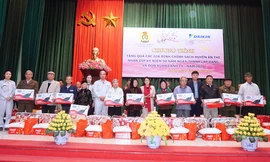 Nhà tài trợ nhà máy Daikin Việt Nam trao quà cho các hộ gia đình có chính sách nhân dịp Tết cổ truyền