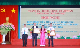 Ông Lê Nguyên Hòa – Phó chủ tịch HĐQT NutiFood đại diện gần 6000 cán bộ nhân viên đón nhận Huân chương lao động Hạng 3