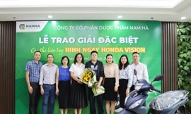 Dược Nam Hà trao giải thưởng xe Honda Vision cho khách hàng