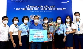 Lãnh đạo VietinBank Thái Bình trao thưởng cho vợ chồng khách hàng Nguyễn Minh Huế