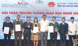 Tổng Cục trưởng Tổng cục GDNN Trương Anh Dũng (thứ 3 từ trái sang) trao giải thưởng cho các tác giả đạt giải trong cuộc thi video về GDNN.