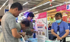 Siêu thị Co.opmart Hồng Ngự (Đồng Tháp) chia nhỏ bán cho khách hàng 1.000đ/cái khẩu trang