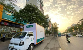 Viettel Store dùng ‘’gian hàng di động’’: Giao iPhone 12 Series trực tiếp cho khách hàng