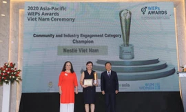 Bà Trương Bích Đào- Giám đốc Nhân sự Nestlé Việt Nam (đứng giữa) nhận giải thưởng “Bình đẳng giới tại cộng đồng và ngành” từ ông Lê Tấn Dũng, Thứ trưởng Bộ Lao động, Thương binh và Xã hội và Bà Elisa Fernandez Sa