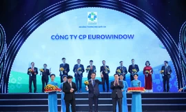 Ông Đỗ Minh Thanh – Phó Tổng giám đốc Eurowindow nhận biểu trưng tại lễ công bố.