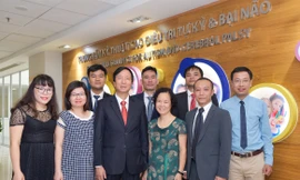 Nhóm các nhà khoa học Vinmec nghiên cứu đề tài ghép tế bào gốc kết hợp can thiệp điều trị tự kỷ