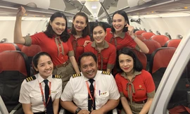 Nữ cơ phó Võ Tài Nguyên (hàng đầu, ngoài cùng bên trái) cùng các đồng nghiệp sau khi kết thúc một chuyến bay thời điểm trước khi có dịch.