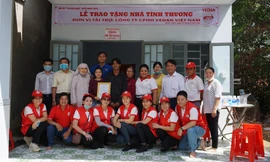 Bà Nguyễn Thị Thu Thủy (Phó giám đốc đối ngoại Công ty CPHH Vedan Việt Nam) và gia đình cùng đại diện các ban ngành đoàn thể huyện Nhơn Trạch trong buổi trao tặng mái ấm tình thương