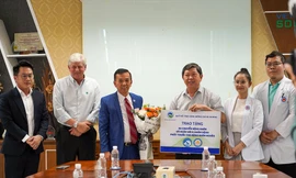 Quỹ hỗ trợ cộng đồng David Dương: Tặng xe chuyển bệnh và tổ chức thăm khám cho bệnh nhân nghèo 