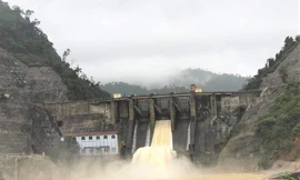 Thủy điện Hố Hô đã điều tiết nước qua tràn từ hôm 16/10, với lưu lượng 100 - 300m3/s để hạ dần mực nước trong lòng hộ