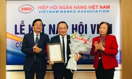 Ông Nguyễn Đình Đức – Phó Tổng Giám đốc HD SAISON (đứng ở giữa) nhận Quyết định Kết nạp hội viên.