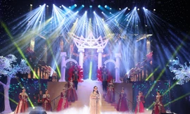 Trao quà cho khách hàng thân thiết trong sự kiện tri ân của dược phẩm Hoàng Hường