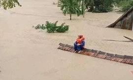 Lũ lớn lịch sử ở Quảng Bình, người dân leo nóc nhà chờ ứng cứu