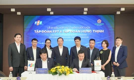 Ông Trương Gia Bình - Chủ tịch Tập đoàn FPT và ông Nguyễn Đình Trung - Chủ tịch Tập đoàn Hưng Thịnh thực hiện nghi thức ký kết hợp tác trước sự chứng kiến của đại diện hai tập đoàn