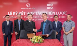 Hanwha Life Việt Nam ký kết hợp tác chiến lược cùng ví điện tử Momo và Payoo