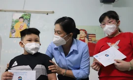 Tặng quà từ Chương trình Mottainai “Trao yêu thương - Nhận hạnh phúc” của Báo PNVN cho 3 anh em Nguyễn Trung Kiên, Nguyễn Quốc Cường, Nguyễn Thiên Phúc tại phường 4 (quận 8, TPHCM). Cha các em vừa mất do Covid-19