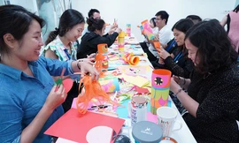 Nhân viên Roche gửi gắm yêu thương tới trẻ em có hoàn cảnh khó khăn qua những chiếc lồng đèn