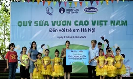 Quỹ sữa vươn cao Việt Nam và Vinamilk trao tặng 120.000 ly sữa cho trẻ em Hà Nội