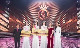 Nhà sáng lập Hệ thống thẩm mỹ Xuân Hương trao phần quà tài trợ cho Top 3 Hoa hậu Việt Nam 2020