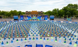 Độc lạ màn đồng diễn Yoga xếp hình chiếc khánh 