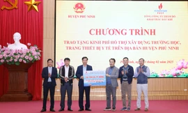 Đoàn công tác PVEP trao tặng kinh phí hỗ trợ xây dựng trường học, trang thiết bị y tế ở huyện Phù Ninh