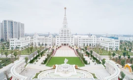 Đại học VinUni rộng 23 ha, hệ thống cơ sở vật chất được xây dựng theo các tiêu chuẩn QS 5 sao của Quacquarelli Symonds (tổ chức kiểm định giáo dục hàng đầu thế giới).