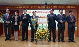 : Lãnh đạo Tập đoàn và lãnh đạo Công đoàn Tập đoàn Cienco4 đón nhận Huân chương Lao động Hạng Ba của Chủ tịch nước.