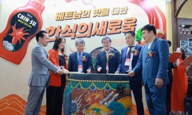 Chin-su gây ấn tượng mạnh mẽ với Bộ gia vị và Phở tại sự kiện ẩm thực quốc tế Seoul Food 2023