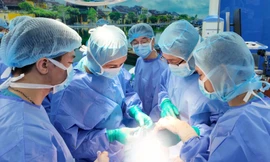 BV Hồng Ngọc phẫu thuật thành công cho người đàn ông có chân biến dạng bằng phương pháp thay khớp gối độc quyền