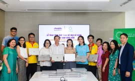 Mondelez Kinh Đô trao tặng máy tính đã qua sử dụng hỗ trợ học tập cho học sinh, sinh viên