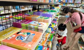Phụ huynh, học sinh mua sách giáo khoa ở đâu?