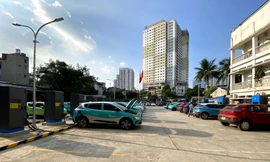 Trạm sạc siêu nhanh 30 cổng của V-Green đi vào hoạt động tại Bến xe Đuôi Cá