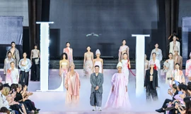 Dulux nhuộm hồng không gian trình diễn của ELLE Fashion Show 2023 bằng Màu của Năm - Hồng Khói Ấm