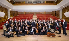 Nhạc trưởng Olivier Ochanine và những 'thông điệp' chống dịch Covid vô cùng lạc quan 