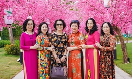 Bộ ảnh áo dài rực rỡ của ‘hội bạn thân U60’ gây sốt ở lễ hội hoa xuân Vinhomes