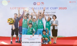 Vietfootball Academy vỡ òa trong niềm vui chiến thắng. Bà Nguyễn Thị Thu, Trưởng chi nhánh Lotteria miền Bắc trao cúp cho nhà vô địch