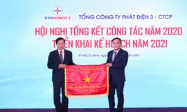 Ông Dương Quang Thành - Chủ tịch HĐTV EVN trao tặng Cờ Thi đua của Ủy ban Quản lý vốn Nhà nước tại doanh nghiệp cho Công ty Cổ phần Thủy điện Thác Bà đạt thành tích xuất sắc thuộc EVNGENCO 3 năm 2020