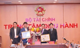 Bộ trưởng Bộ Tài chính trao tặng bằng khen trong giải quyết nghẽn lệnh HoSE cho 2 tập đoàn