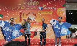 Lãnh đạo VNPT FinTech, cơ quan chủ quản VNPT Pay, trao thưởng cho khách hàng may mắn của chương trình