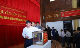 Tỉnh ủy Thanh Hóa ủng hộ đồng bào miền Trung bị lũ lụt