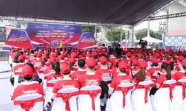 Các đại biểu cắt băng khai mạc Lễ Diễu hành