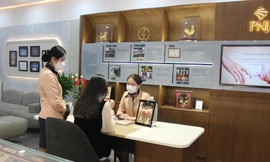 Nhộn nhịp thị trường quà tặng 8-3