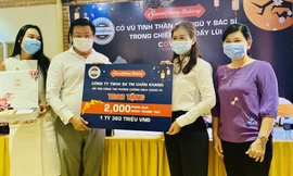 Ủy Ban Mặt trận Tổ quốc Việt Nam TPHCM cùng Sở Y tế TPHCM tiếp nhận 2000 hộp bánh trung thu