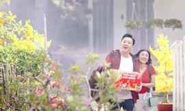 Đi xa cả năm, Tết này bạn mang gì về biếu cha mẹ